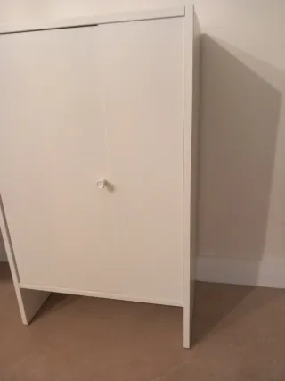 Mueble armario blanco con estante