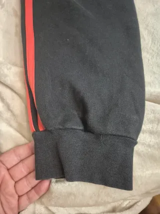Pantalón deportivo Adidas negro con franjas rojas