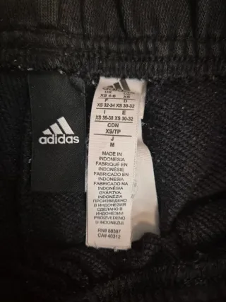 Pantalón deportivo Adidas negro con franjas rojas