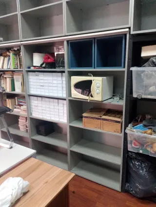 Estantería gris de madera