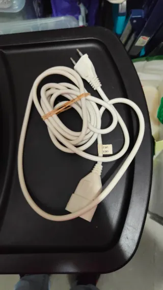 Alargador blanco con enchufe