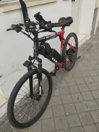 Bicicleta Eléctrica Roja y Negra