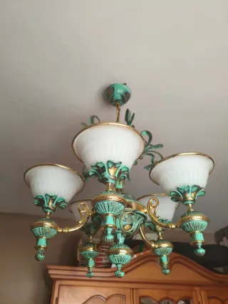 Lámpara de araña dorada y verde
