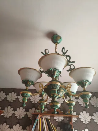 Lámpara de araña dorada y verde