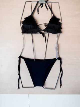 Bikini negro con flecos