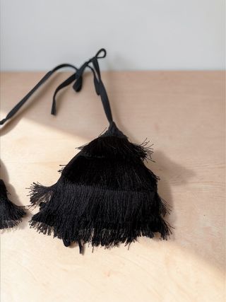 Bikini negro con flecos