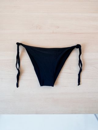 Bikini negro con flecos