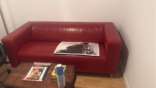Sofá de piel rojo