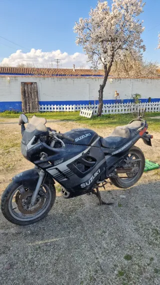 Suzuki GSX 600 F Negra/Gris