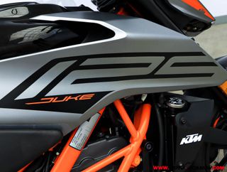 KTM 125 DUKE -APTA B Y A1-