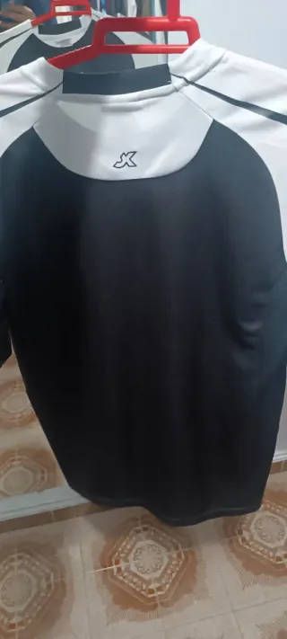 Camiseta Técnica Kipsta Negra y Blanca Talla L