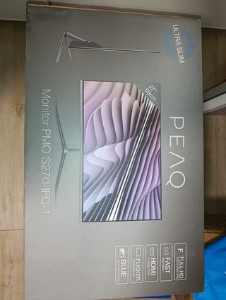 Torre con pantalla en muy buen estado