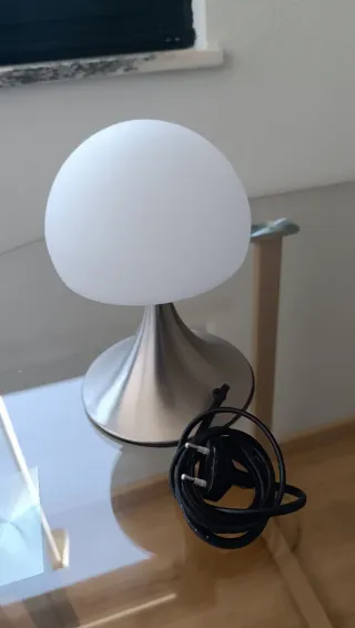 Lámpara de mesa plateada y blanca