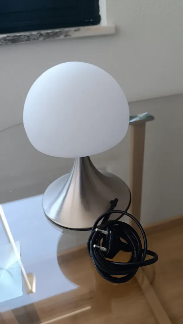 Lámpara de mesa plateada y blanca