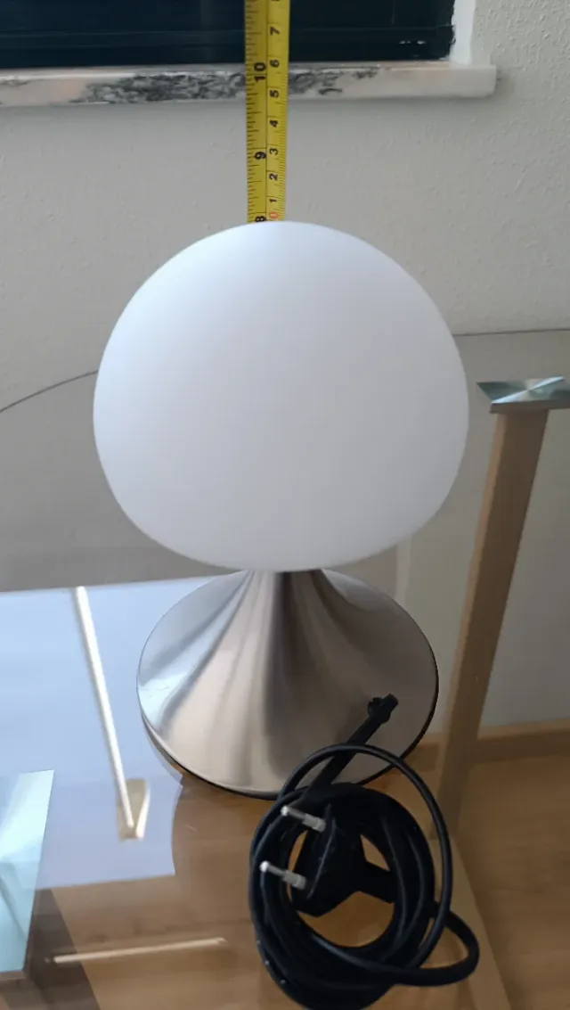 Lámpara de mesa plateada y blanca