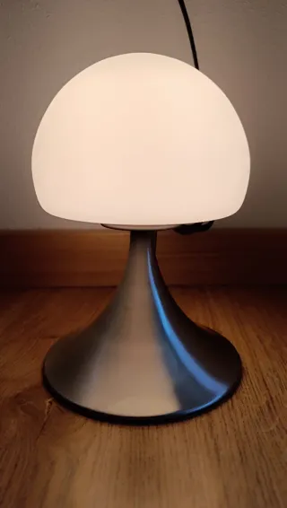 Lámpara de mesa plateada y blanca