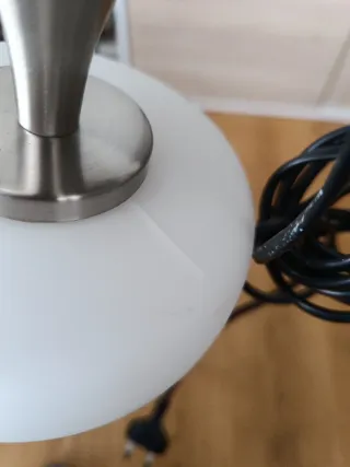 Lámpara de mesa plateada y blanca