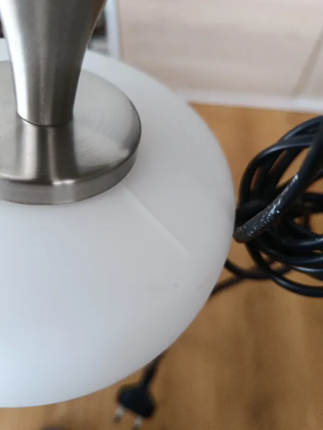 Lámpara de mesa plateada y blanca