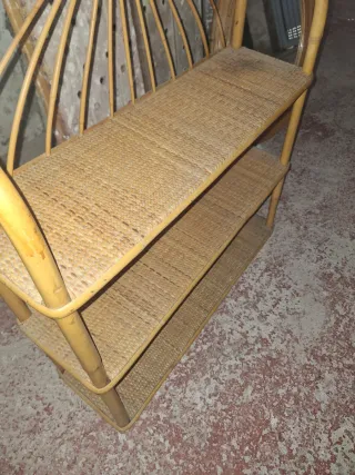 Estantería y espejo de mimbre