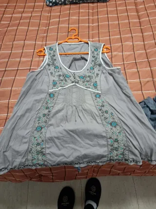 Blusa gris bordada