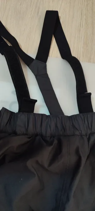 Guantes de esqui,gafas y pantalón ajustable.