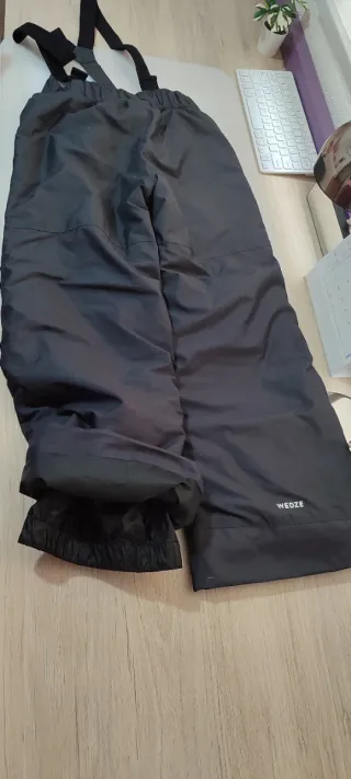 Guantes de esqui,gafas y pantalón ajustable.