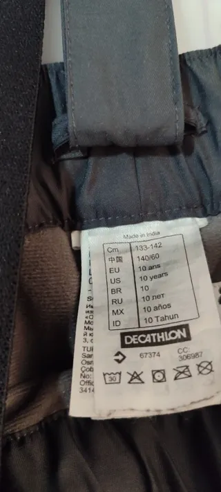 Guantes de esqui,gafas y pantalón ajustable.