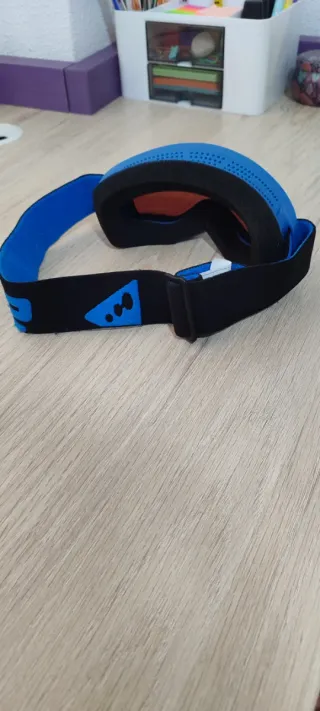 Guantes de esqui,gafas y pantalón ajustable.