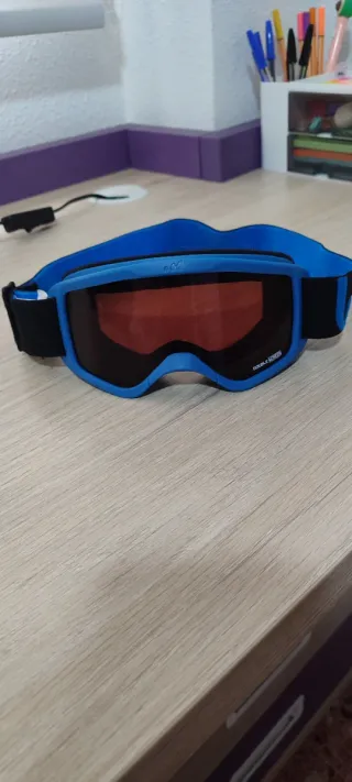 Guantes de esqui,gafas y pantalón ajustable.