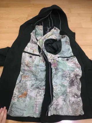 Abrigo verde con capucha