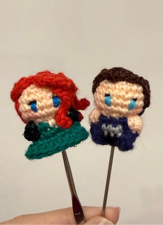 Mini amigurumi Penelope e Colin Bridgerton