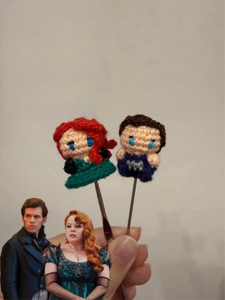Mini amigurumi Penelope e Colin Bridgerton