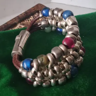 Pulsera plata con cuentas de colores