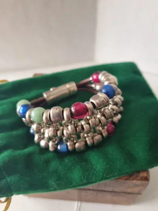 Pulsera plata con cuentas de colores