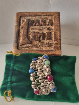 Pulsera plata con cuentas de colores