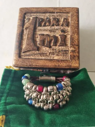 Pulsera plata con cuentas de colores