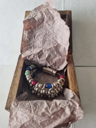 Pulsera plata con cuentas de colores