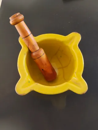 Mortero vintage de cerámica amarillo
