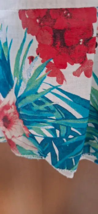 Copricostume bianco con stampa floreale