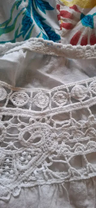 Copricostume bianco con stampa floreale