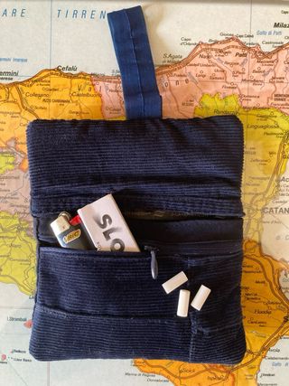 Portatabacco in velluto a coste blu