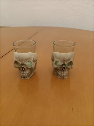 Set di due bicchieri da shot con design teschio