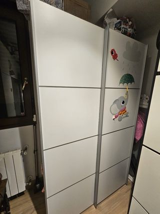 Armario blanco con puertas correderas