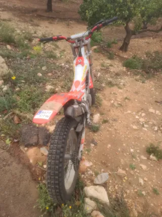 Beta Rev3 Trial Roja y Blanca matriculada sin itv.