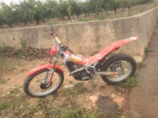 Beta Rev3 Trial Roja y Blanca matriculada sin itv.