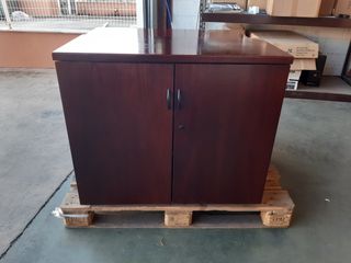 Armario de madera con puertas