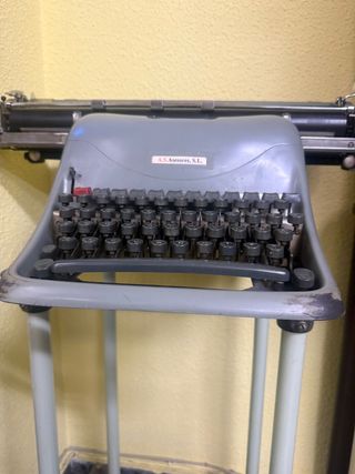 Máquina de escribir antigua: Hispano Oluivetti