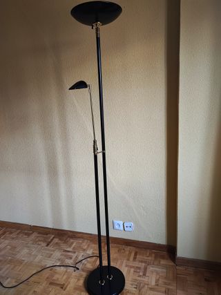 Lámpara de pie negra y dorada
