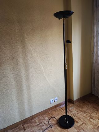 Lámpara de pie negra y dorada