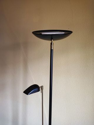 Lámpara de pie negra y dorada